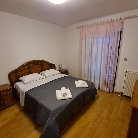 Helena Apartment Pula Bagian luar foto