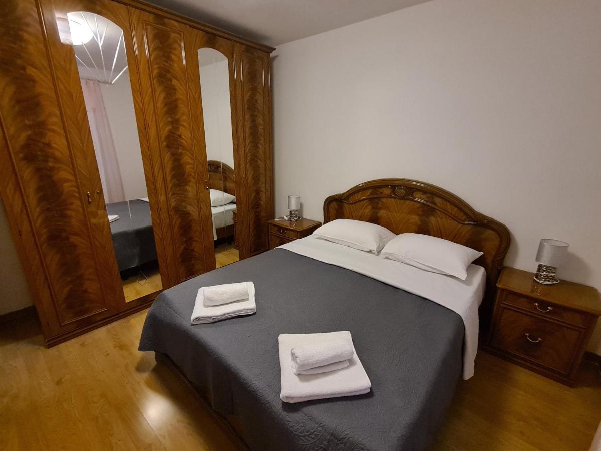 Helena Apartment Pula Bagian luar foto