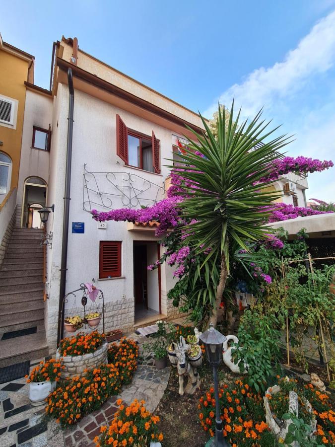 Helena Apartment Pula Bagian luar foto