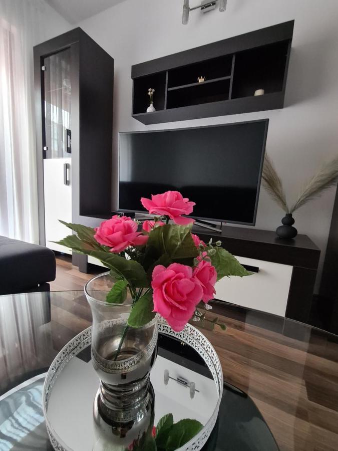 Helena Apartment Pula Bagian luar foto