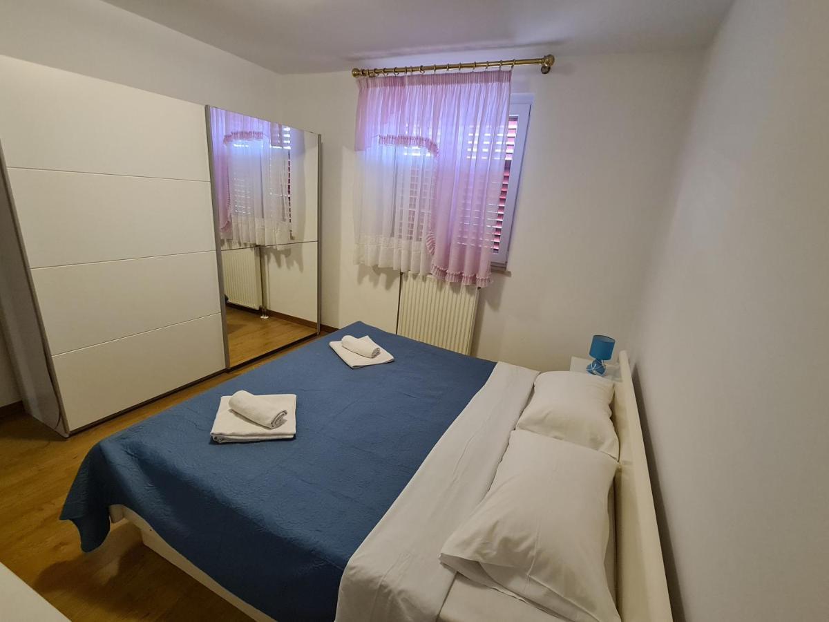 Helena Apartment Pula Bagian luar foto